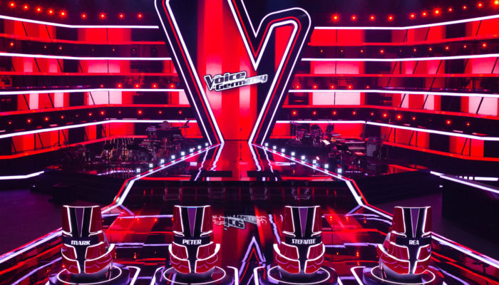 Blick in das Studio von The Voice of Germany mit den vier Stühlen von Mark, Peter, Stefanie und Rea